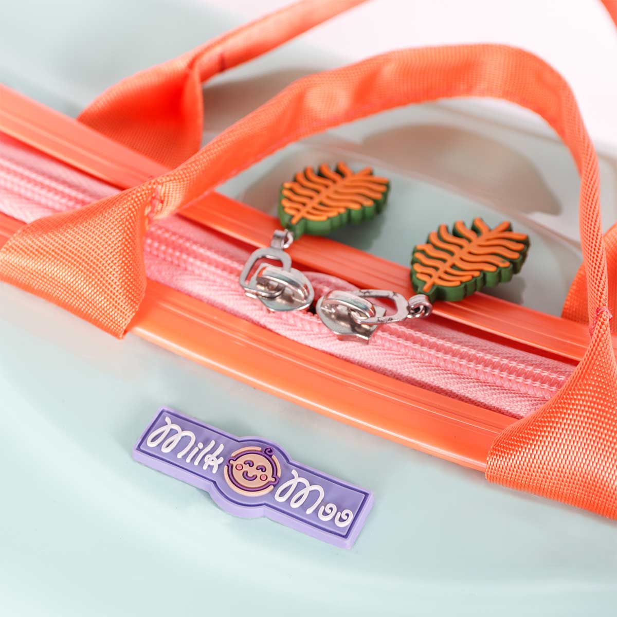 Milk&Moo Jungle Friends Binilebilir Çocuk Valizi, 360° Tekerlekli, Ayak Destekli